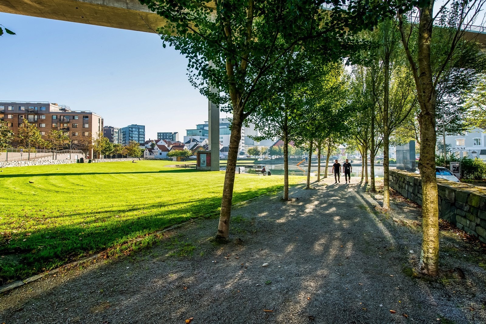 Like i nærheten finner du flere dagligvareforretninger og treningssenter. Galleribilde