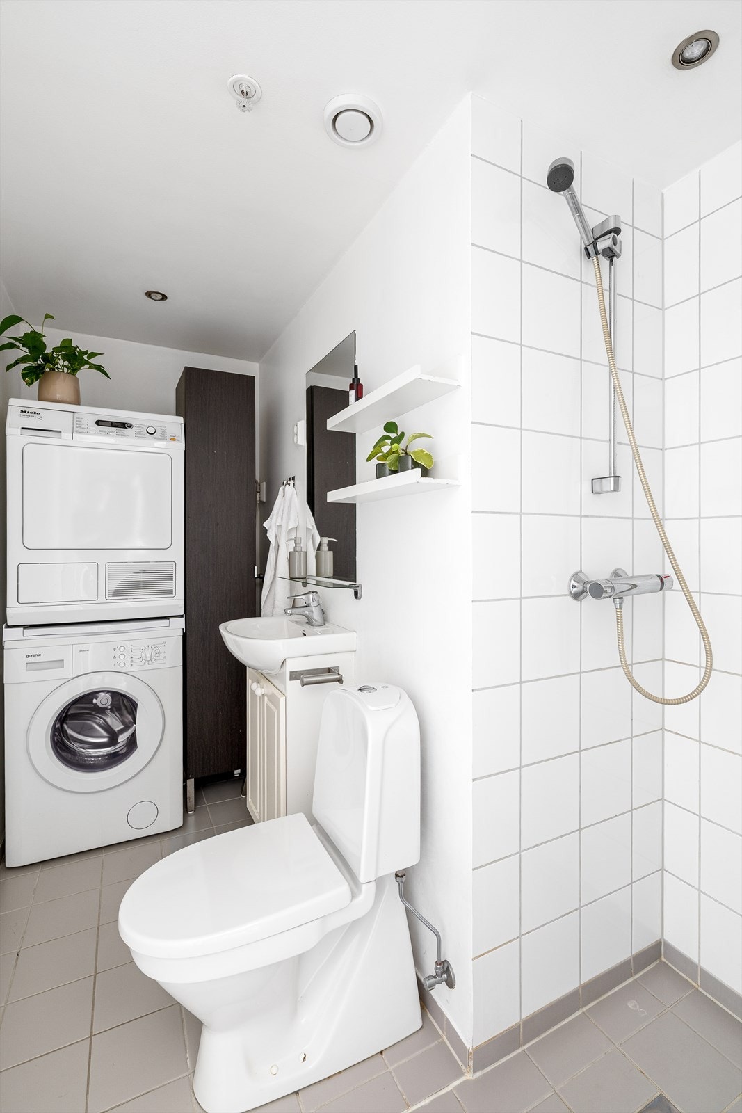 Opplegg for vaskemaskin på badet. Galleribilde