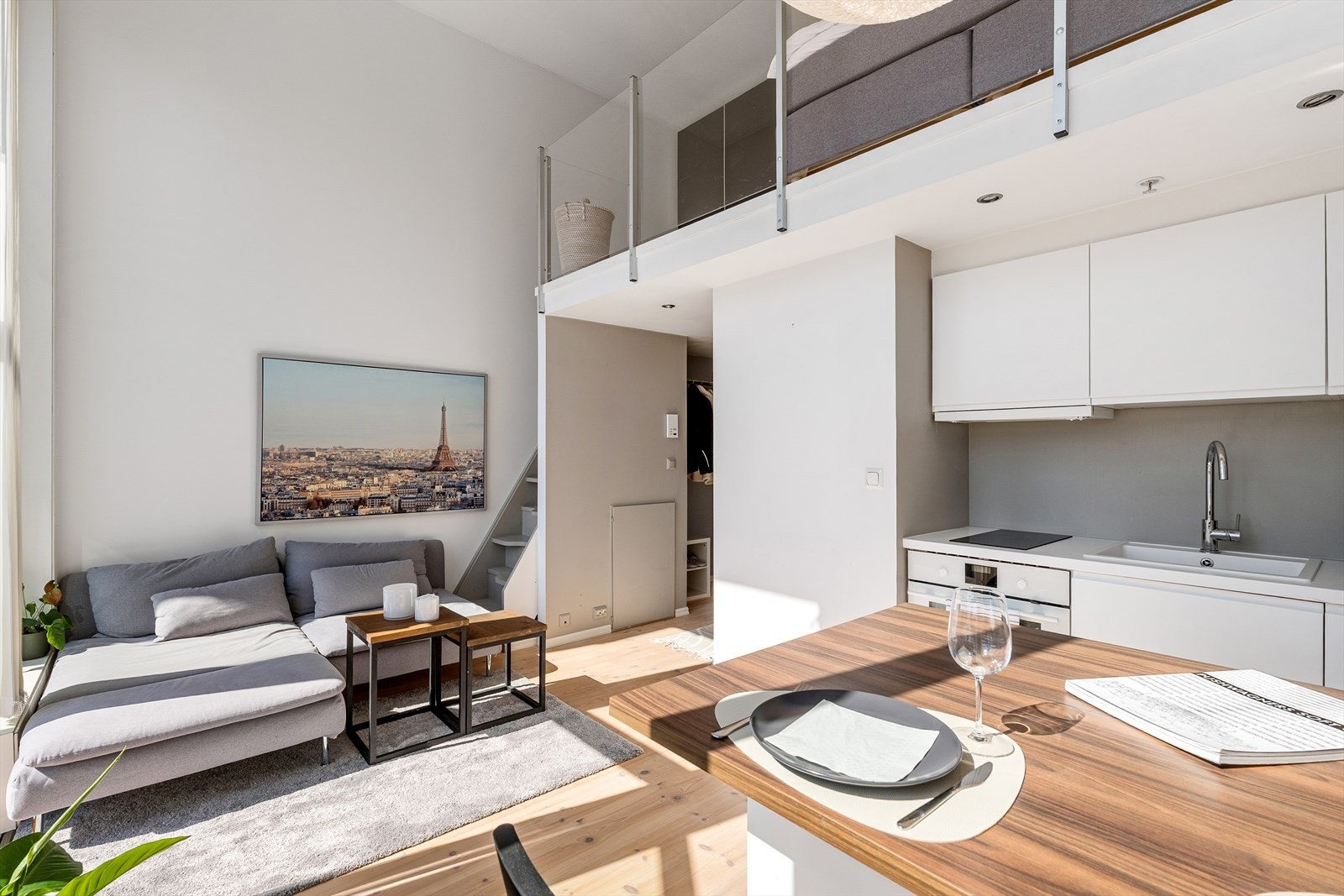 Kjøkken i tidløst design med hvite, slette fronter. Galleribilde