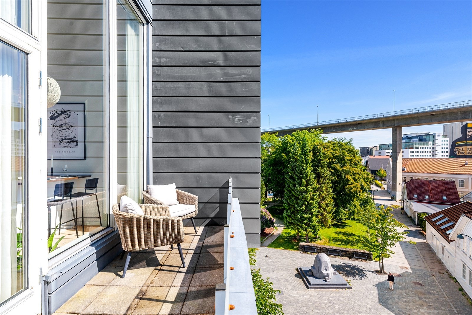 Sol fra tidlig morgen til ettermiddag ca. kl. 14:00/15:00 iflg. eier. Galleribilde