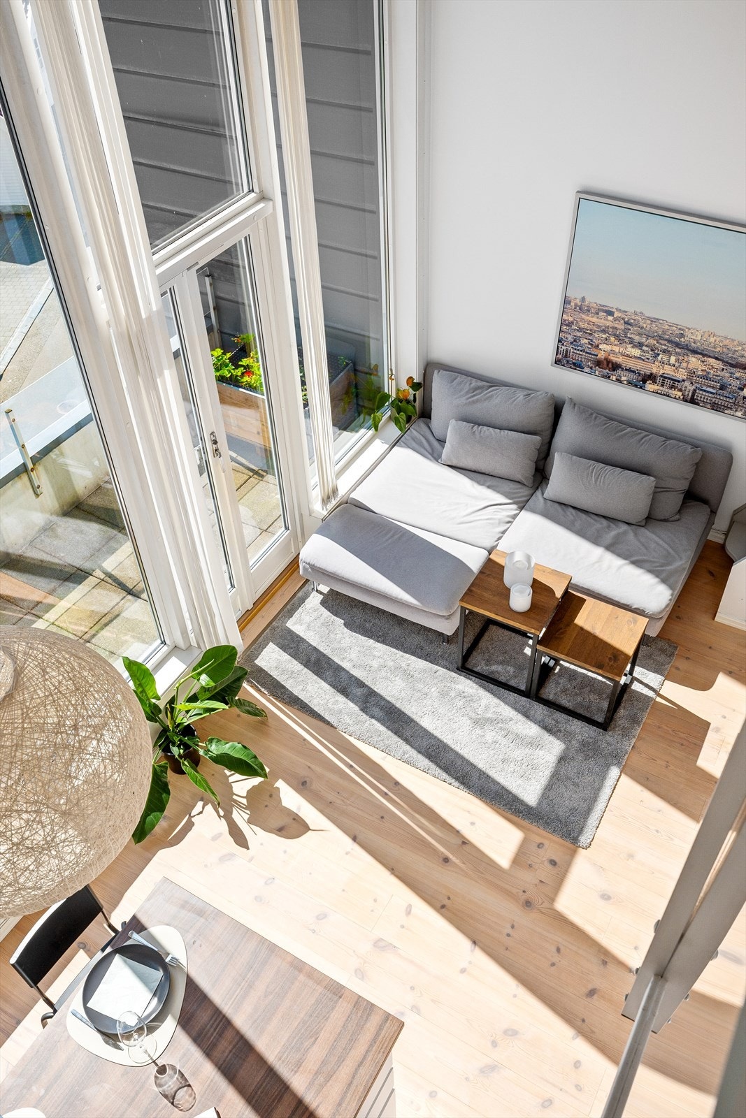 I stuen er det ekstra god takhøyde og store vinduer som skaper en romslig og luftig atmosfære. Galleribilde