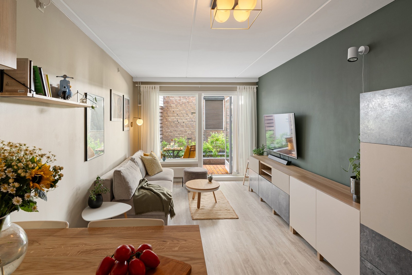 Delikat og lys stue med store vindusflater. Galleribilde