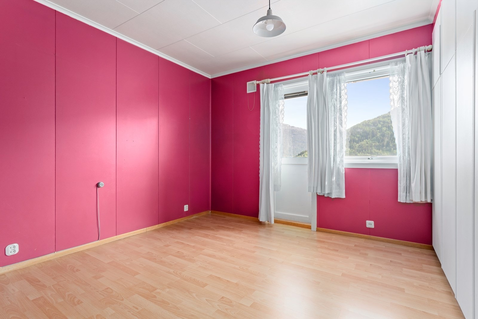 Dette soverommet har tilkomst ut til same altan som frå kjøkkenet. Galleribilde