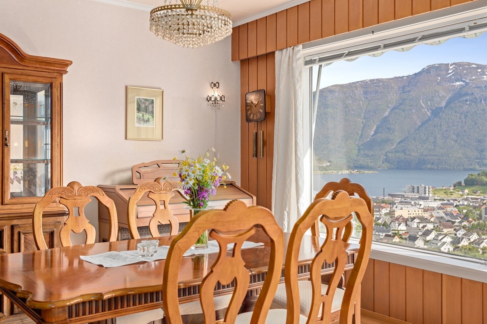 Her er det store vindaugsflater som slepp inn godt med dagslys og gjev flott utsyn mot bygdi og fjorden. Galleribilde