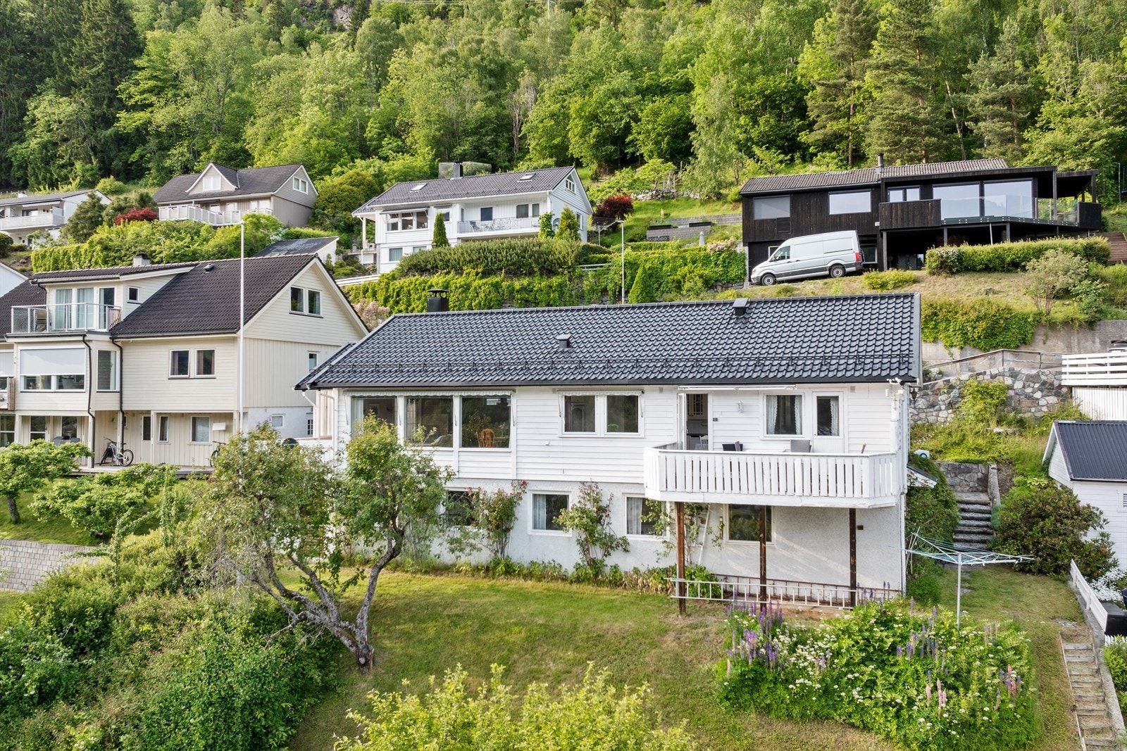 Velkommen til Kongabergvegen 14! Einebustaden har ein skikkeleg fin og triveleg plassering i det kommunale bustadområdet på Leite like over Sogndal sentrum. Galleribilde