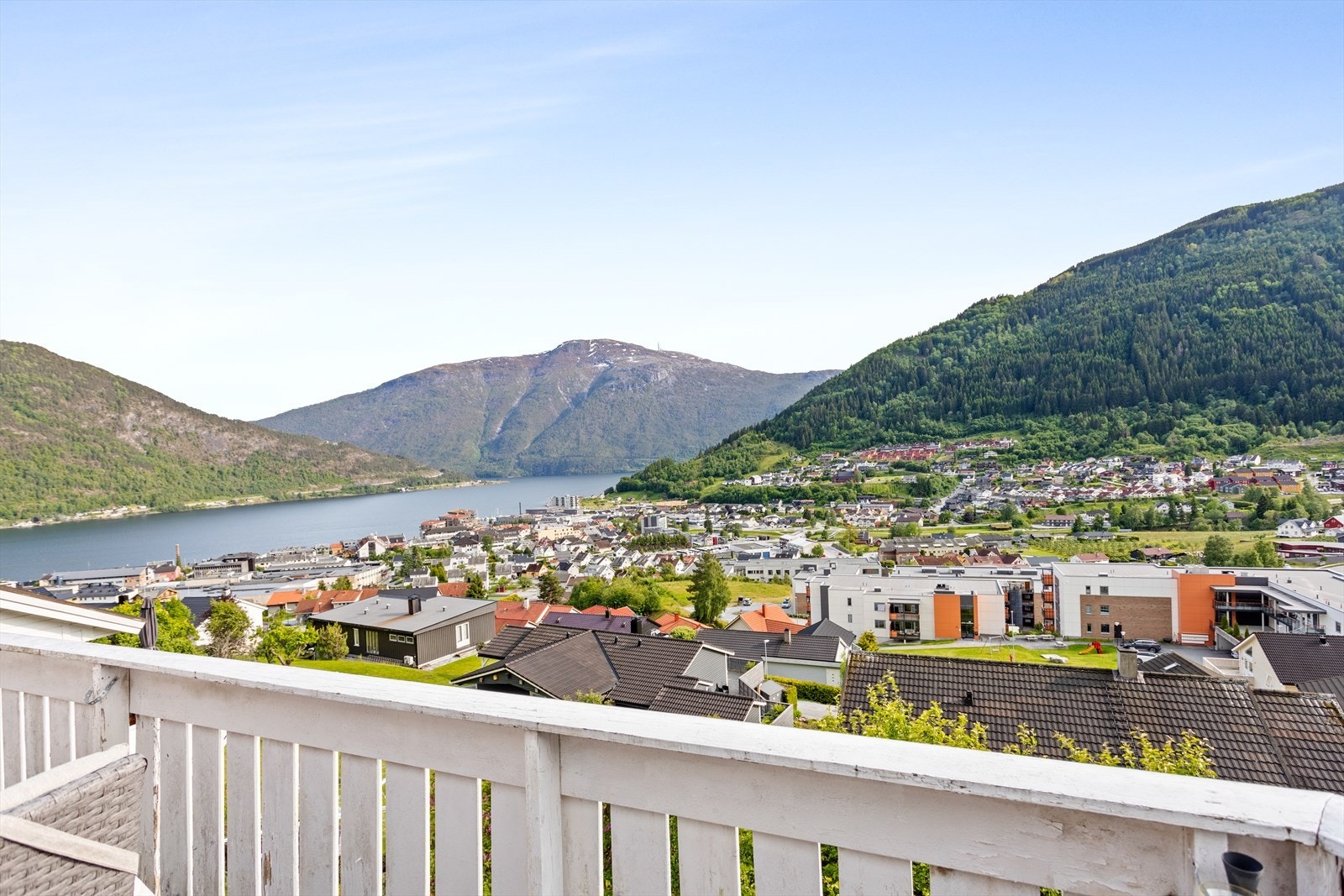 Flott utsikt mot fjorden og fjella i kring. Altanen har tikomst frå kjøkken og soverom. Galleribilde