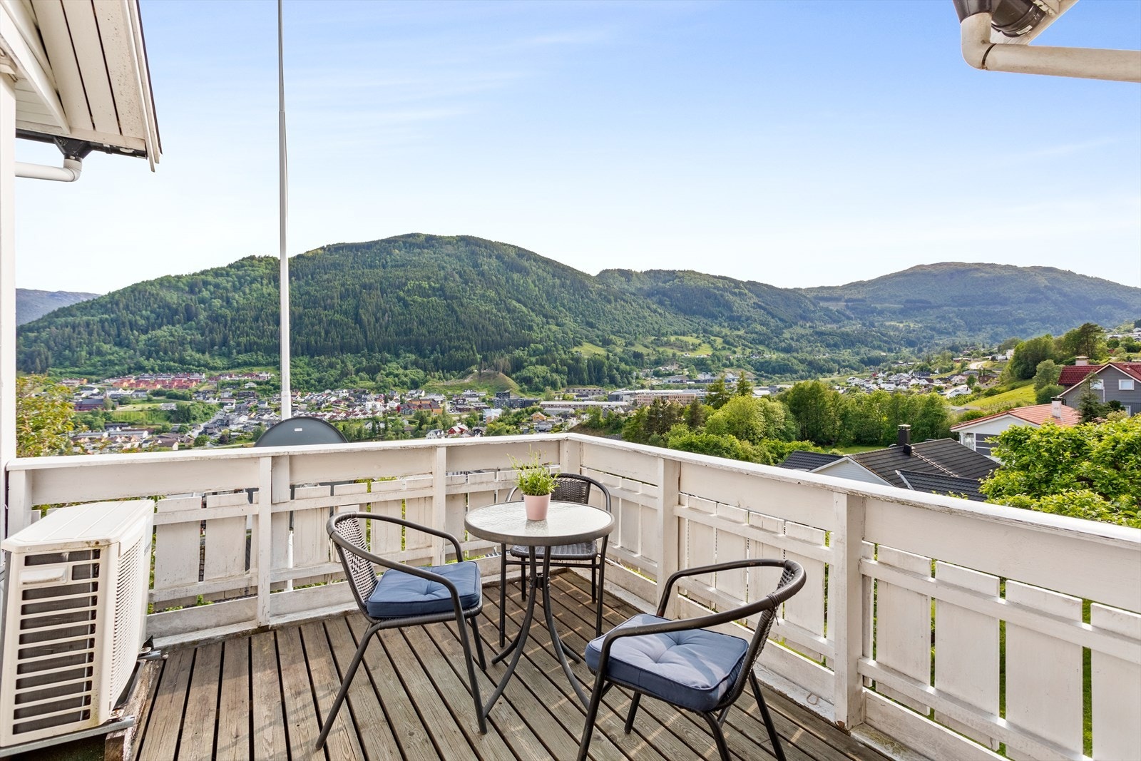 Det er luftig og fin utsikt over bygda, fjorden og fjella rundt, og det er gode solforhold Galleribilde