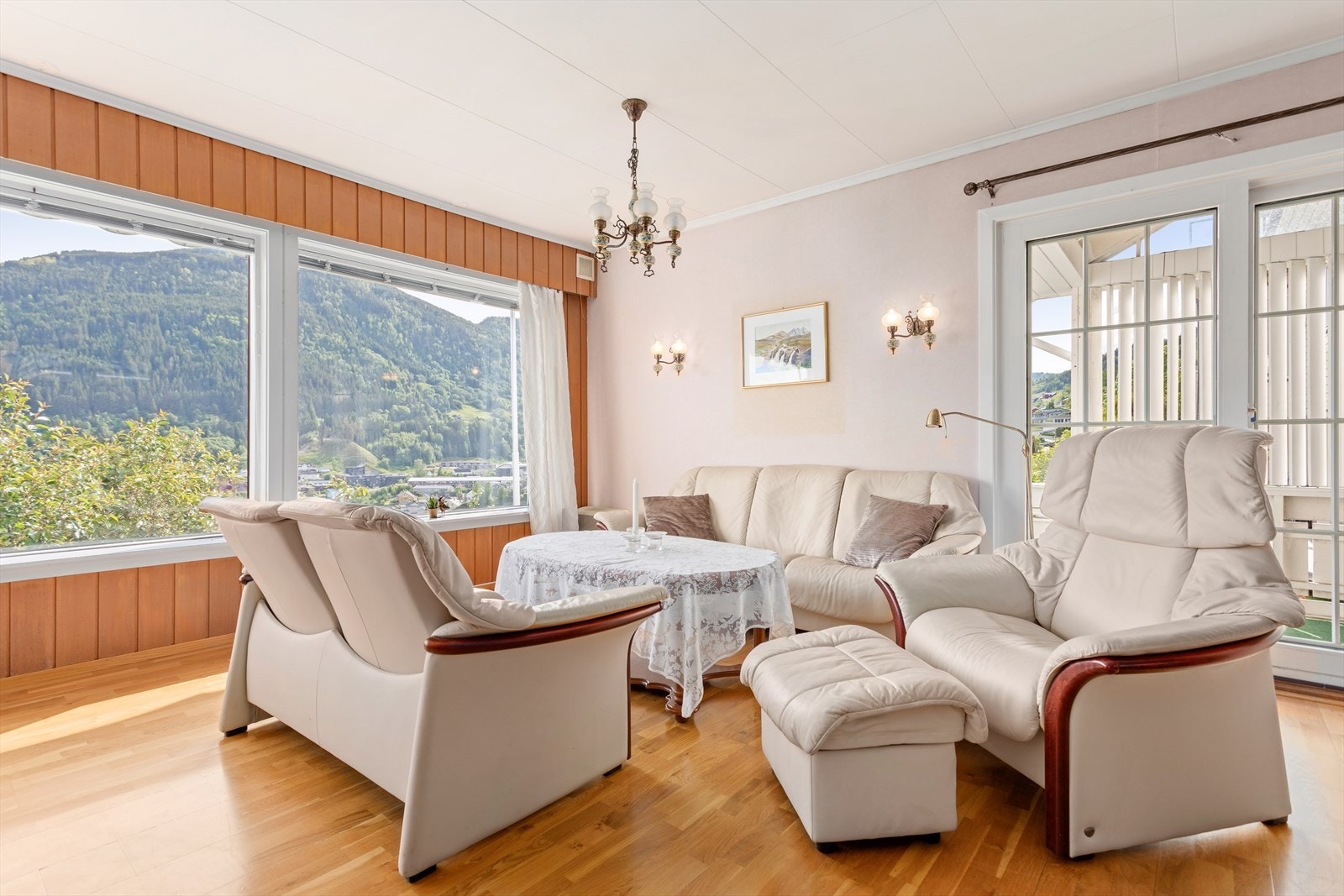 Hjarte av heimen er denne flotte stova med spektakulær utsikt til både bygdi og fjell! Det er god plass til å ta imot gjester Galleribilde