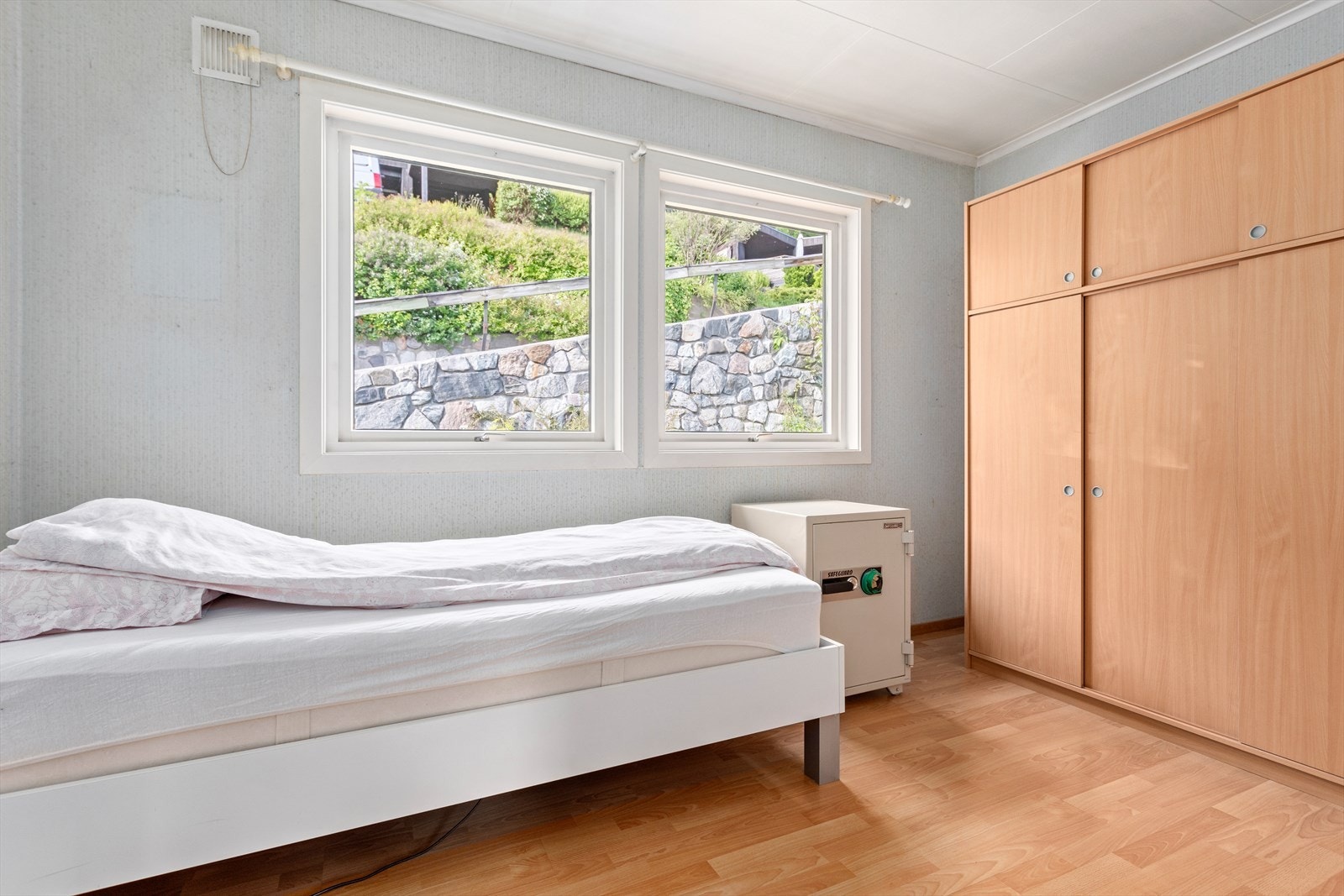 Etasjen har også 2 fine soverom innreia med garderobeskåp og plass til dobbeltseng. Galleribilde