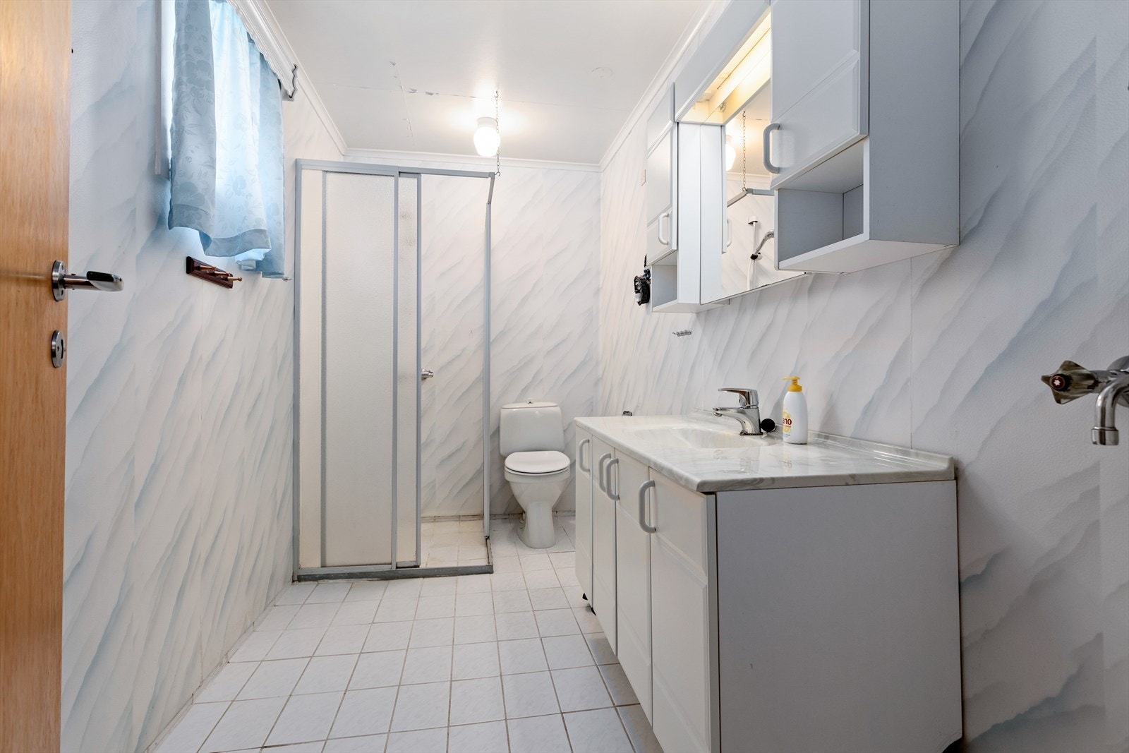 Badet i underetg. er av ukjent alder, truleg frå byggeperioden, men golvet verkar å vera oppgradert på eit seinare tidspunkt i følgje vedlagt tilstandarapport. Galleribilde