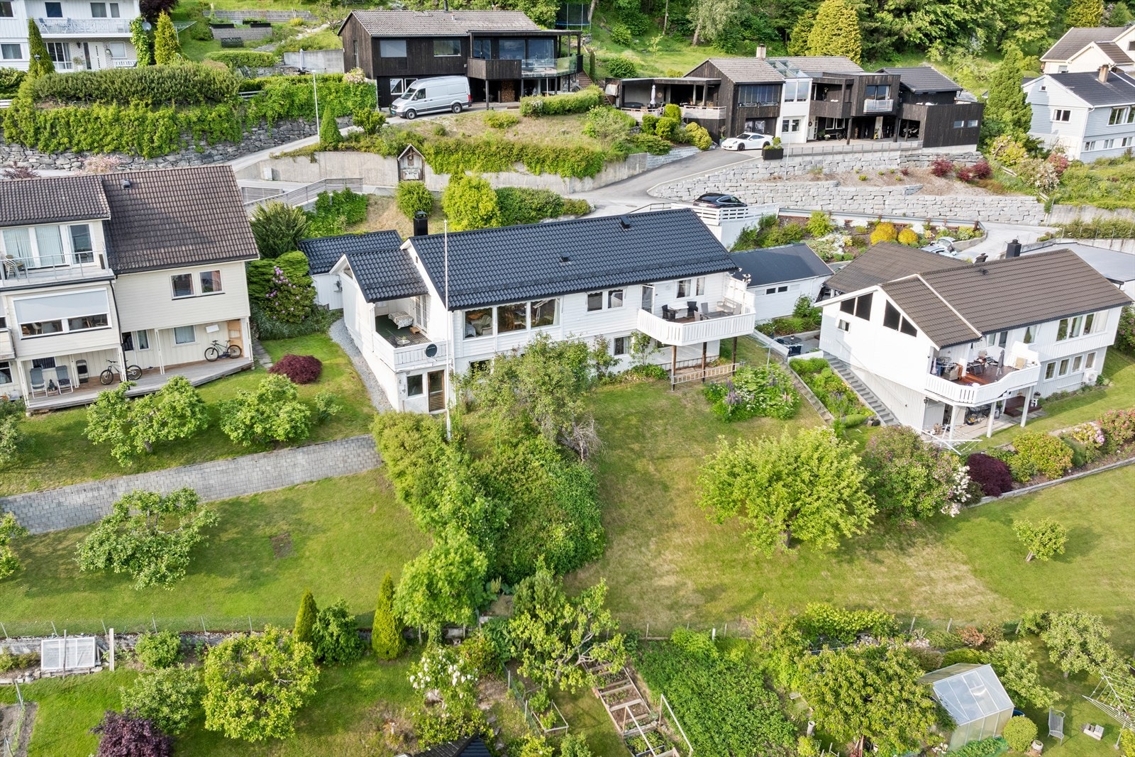 Eigedomen har romsleg hage med plass til grønsakhage og anna dyrking Galleribilde