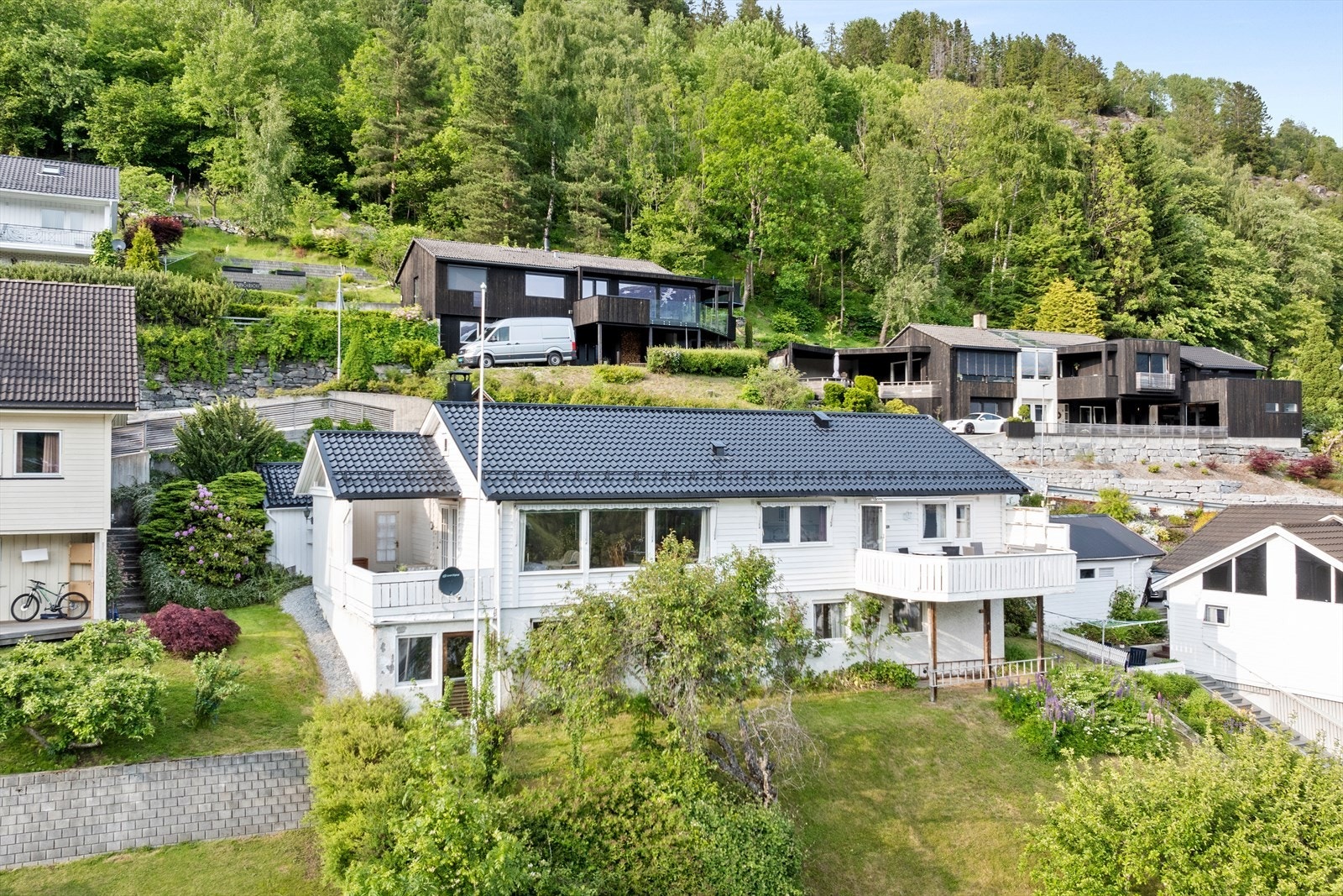 Einebustaden er oppført i 1972 med den tids tekniske standard og er på 2 etasjar. Galleribilde