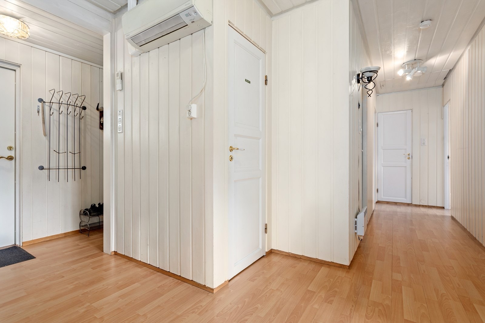 Lyst og triveleg gangareal med plass til oppbevaring av ytterklede like ved inngangspartiet. Galleribilde