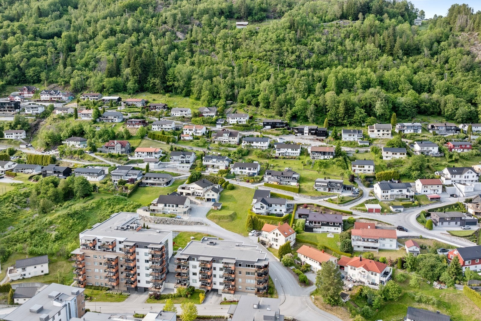 Det er opparbeida gangvegar til sentrum og det er kort gåavstand til leikeplass og Campus med treningssenter, klatresenter, storhall, høgskule og vidaregåande skule. Galleribilde