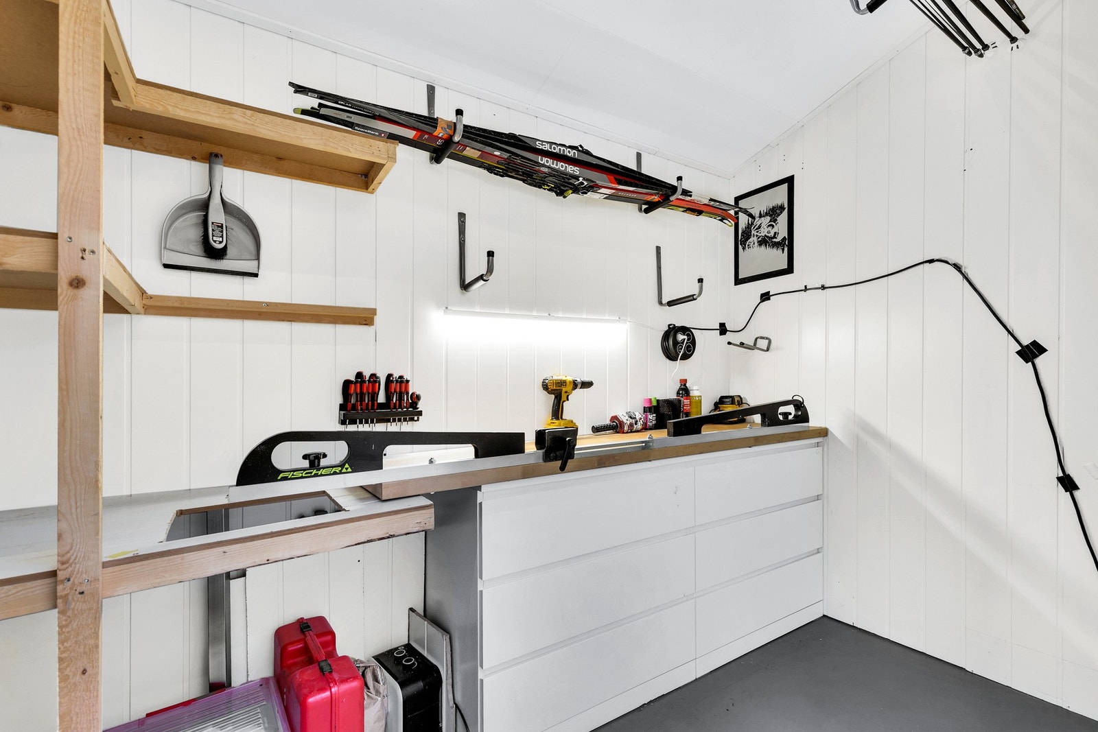 Mulighet for lagring, skismøring og andre hobbyer i utvendig bod. Galleribilde