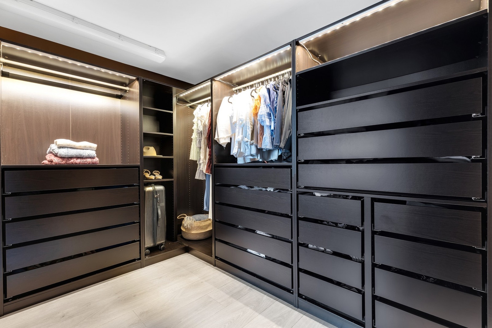 Garderoben er på 7,2 kvm med god oppbevaringsplass. Galleribilde