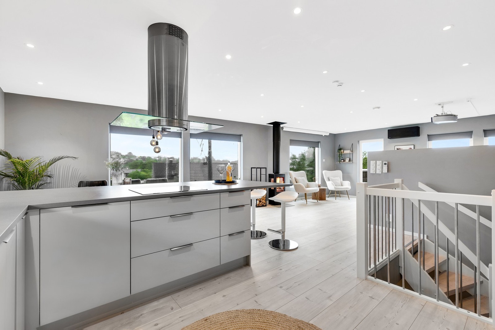 Kjøkkenet har fått TG1 av takstmann. Automatisk lekkasjestopper, komfyrvakt og ventilator er installert. Galleribilde