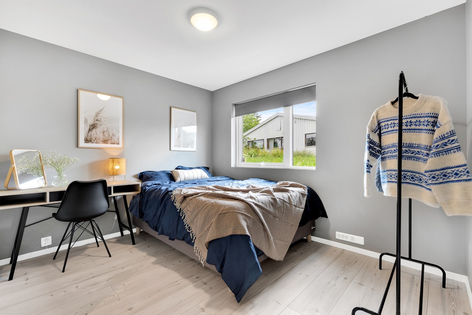 Det er tre soverom i 1. etasje. Soverom 1 er på 9,7 kvm. Galleribilde