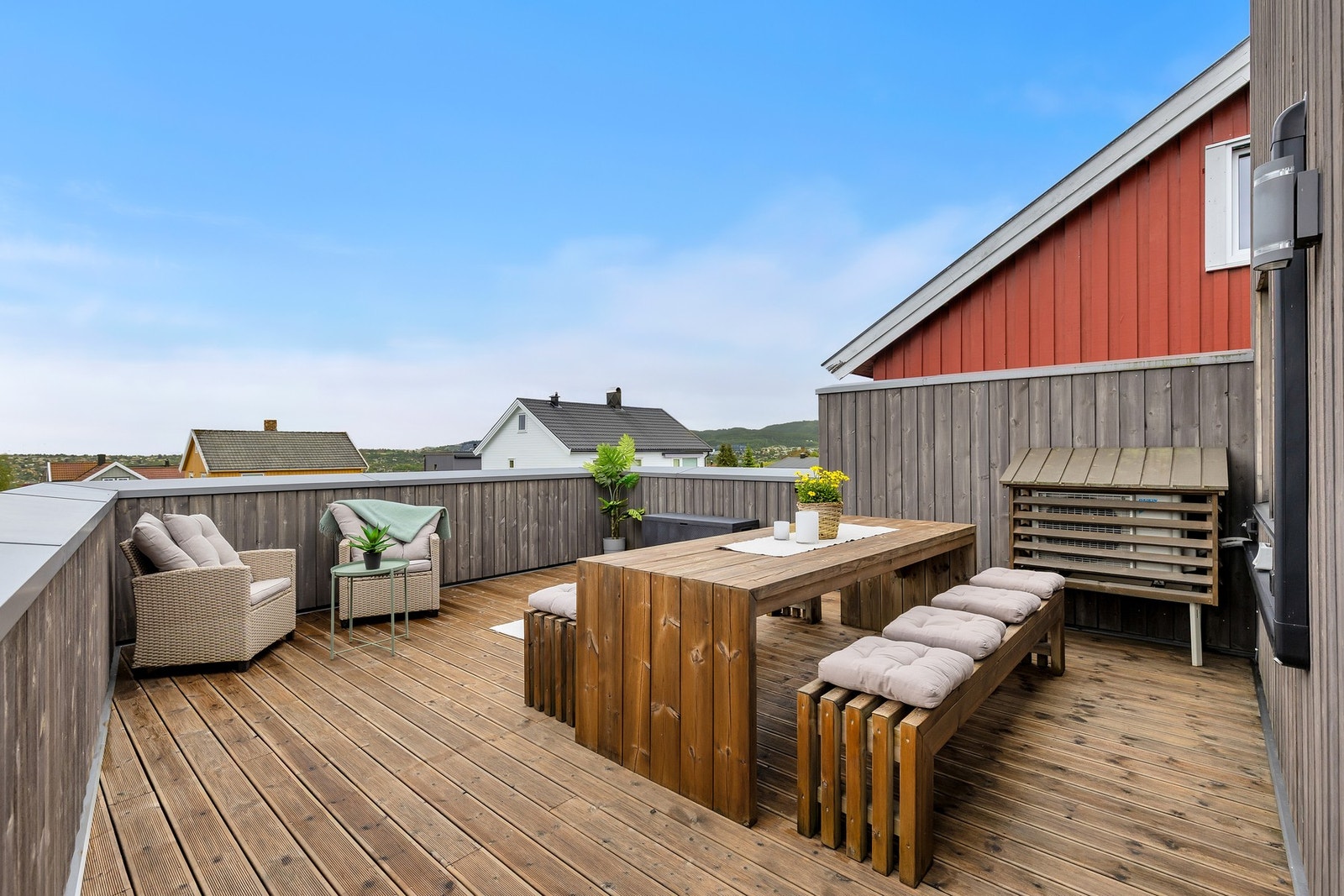 Stor terrasse med plass til flere sittegrupper. Galleribilde