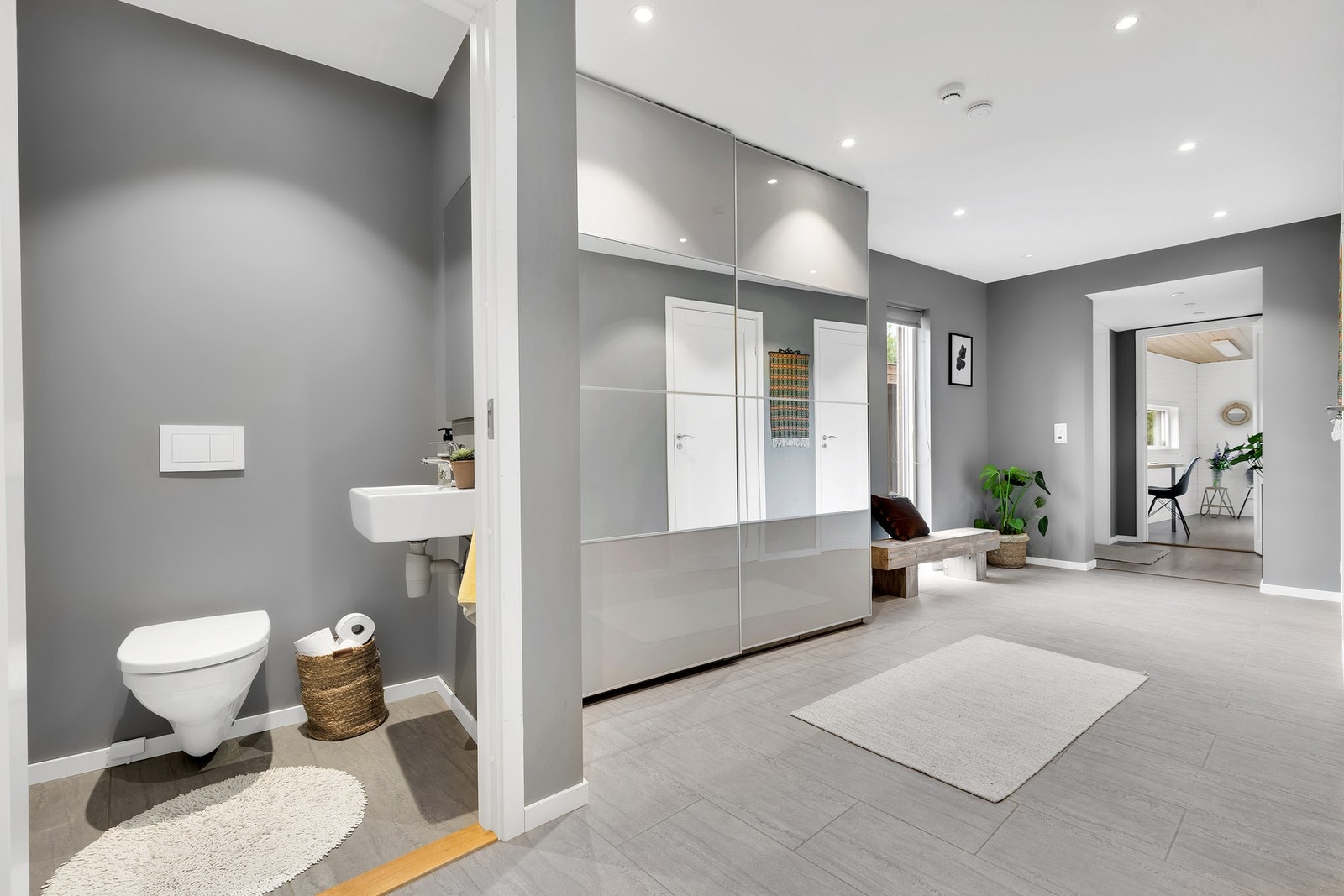 Toalettrom i gang og oppbevaring i skyvedørsgarderobe. Galleribilde