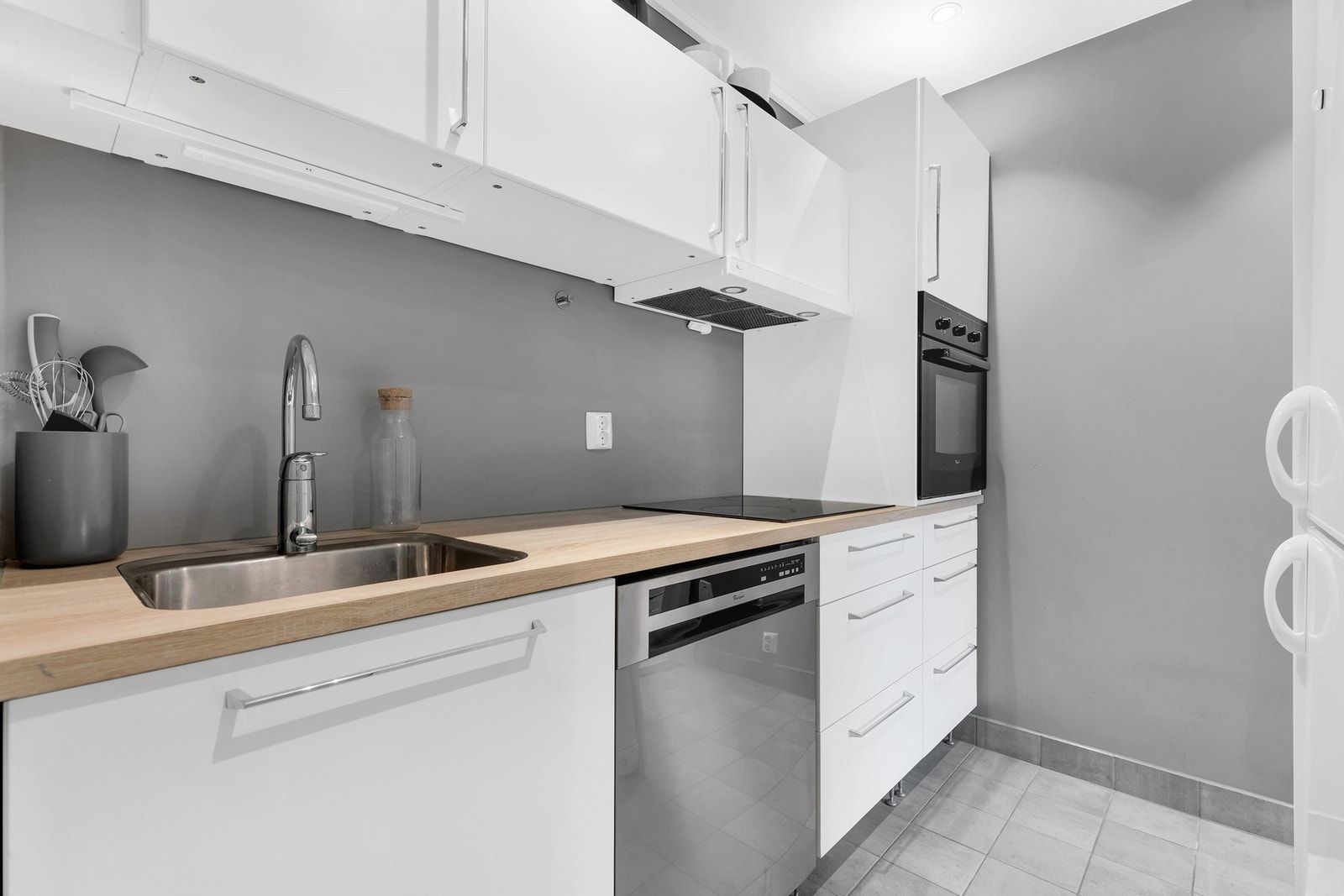 Kjøkkenet i kjeller er på 4,6 kvm med integrerte hvitevarer. Galleribilde