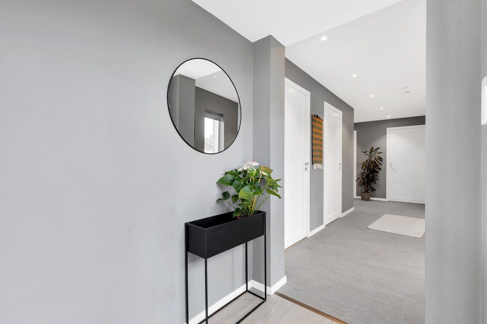 Godt med belysning i gangen med downlights i himling. Galleribilde