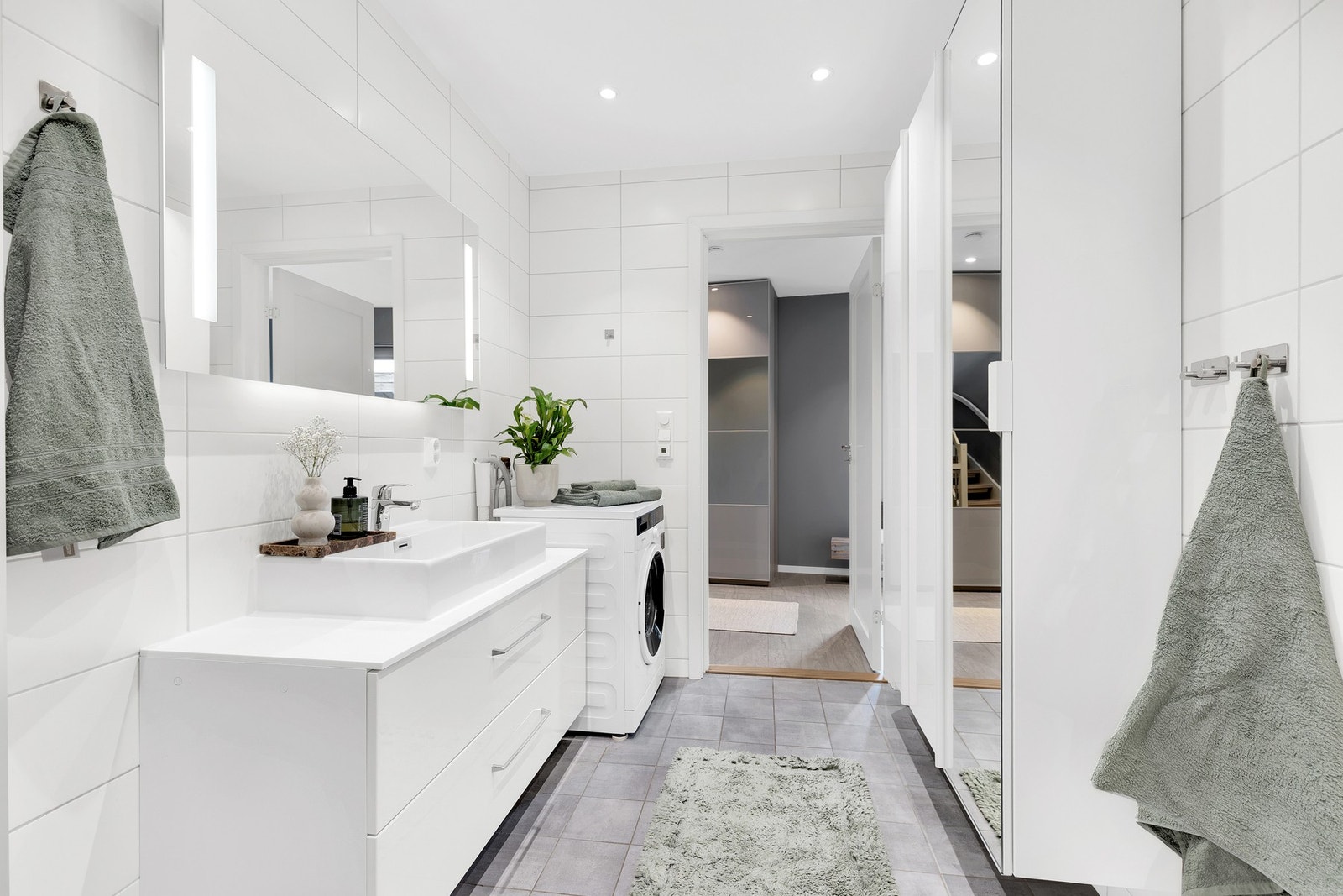 Lekkert flislagt bad på 5,6 kvm med elektriske varmekabler. Galleribilde