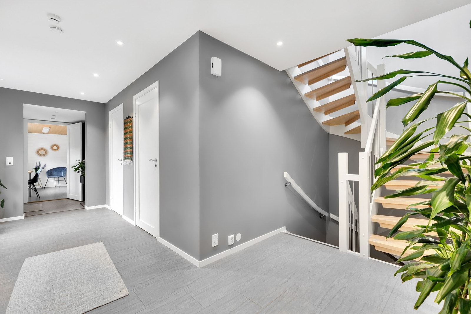 Romslig gang med flislagt gulv. Galleribilde