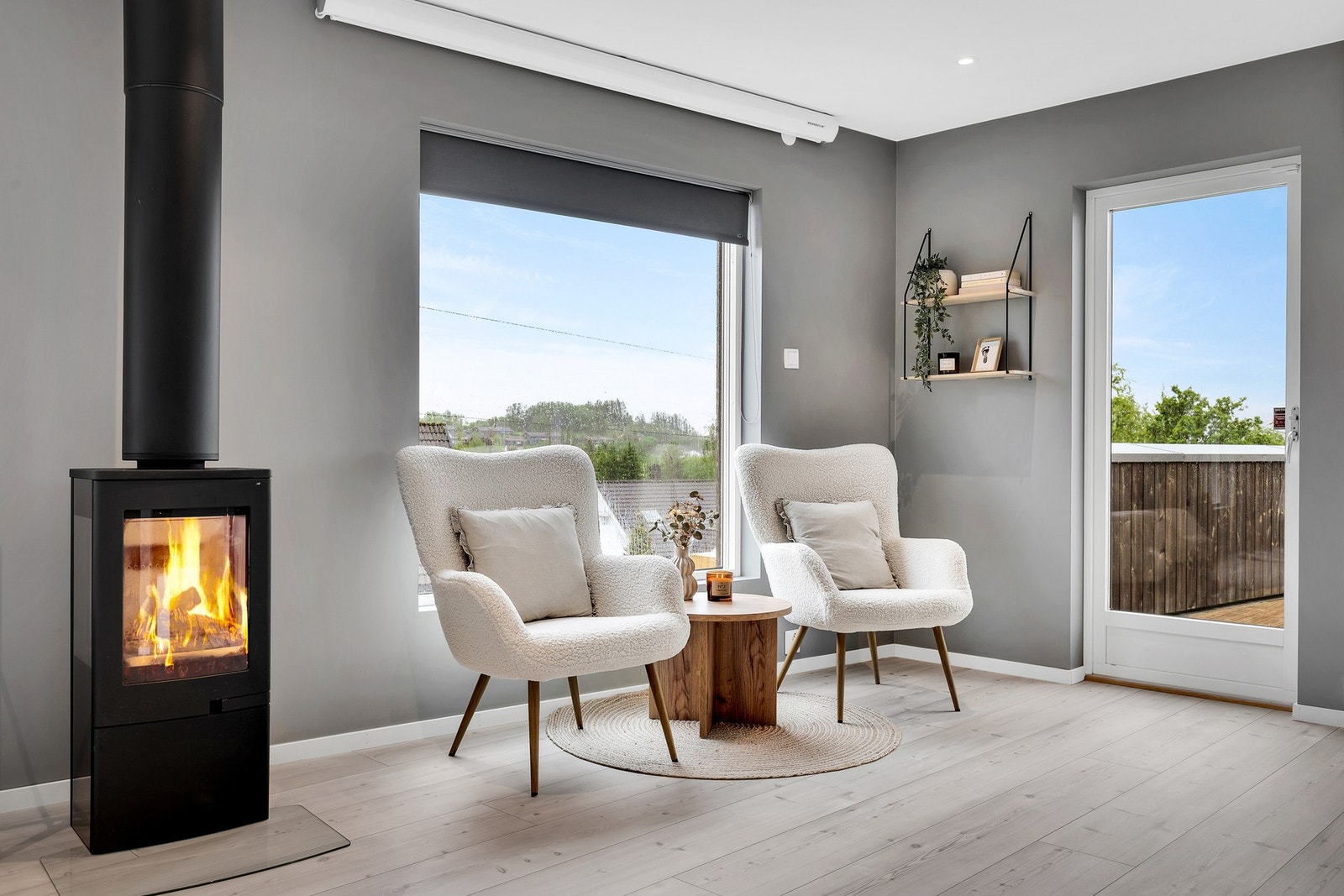 Fra stuen er det direkte utgang til terrasse med gode sol og utsiktsforhold. Galleribilde