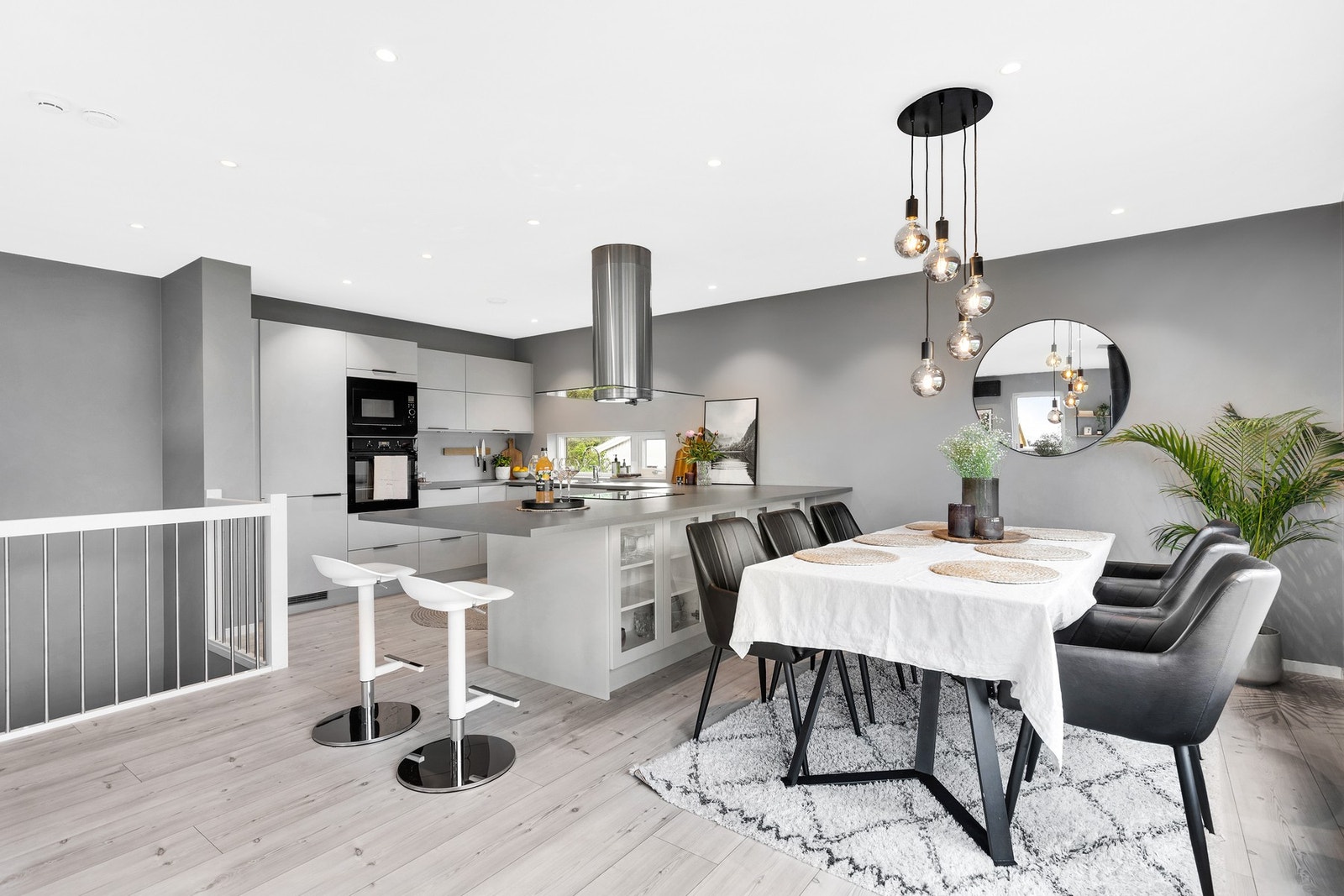 På kjøkkenet er det god plass til hyggelig spisebord. Galleribilde