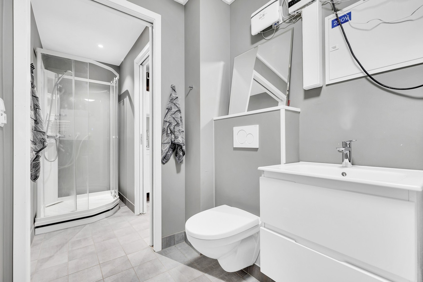 Rommet har en egen dusjsone. Galleribilde