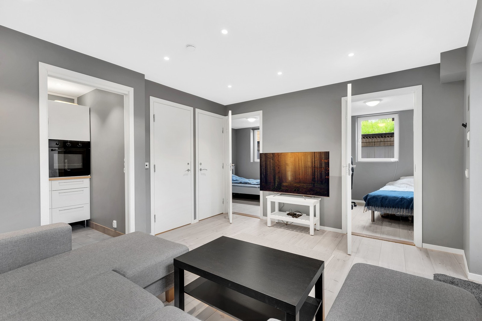 Kjelleren disponerer en stue, et kjøkken og to soverom. Kjelleren leies ut som deler av egen bolig. Galleribilde