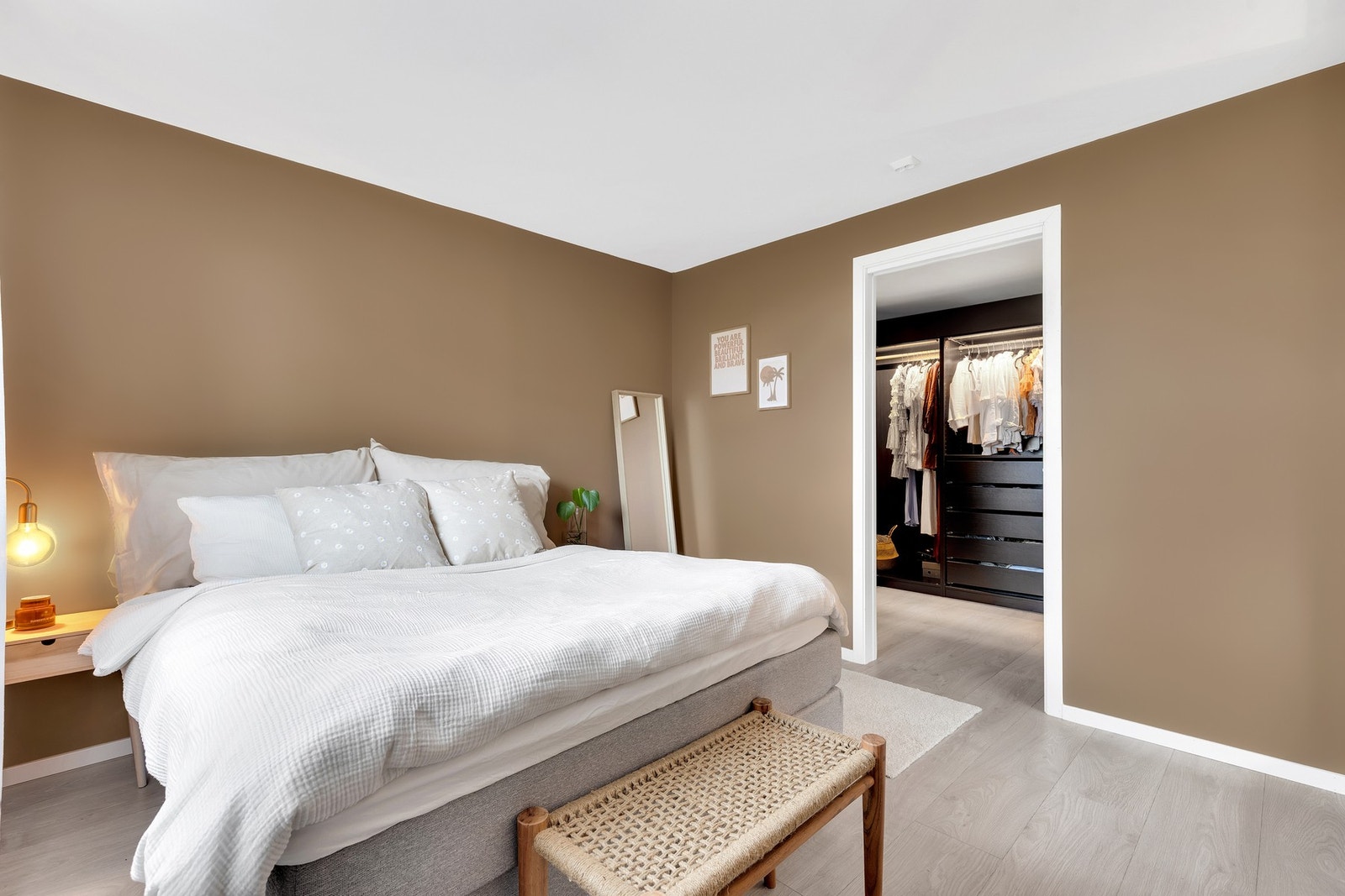 Soverommet har en egen garderobe. Galleribilde