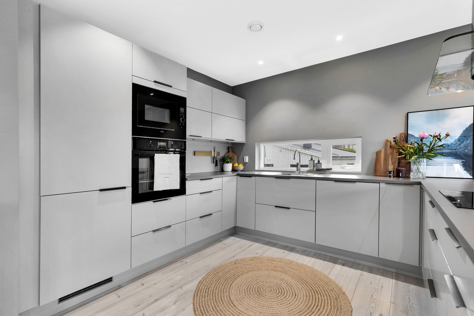 Stort og pent kjøkken på hele 30,6 kvm. Integrerte hvitevarer består av platetopp, stekeovn, mikrobølgeovn, oppvaskmaskin og kjøl/fryseskap. Galleribilde