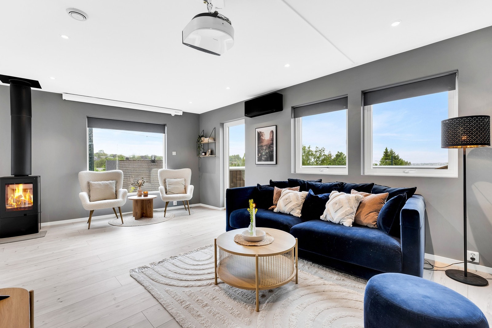 Stuen er utstyrt med vedovn og varmepumpe fra 2022. Galleribilde