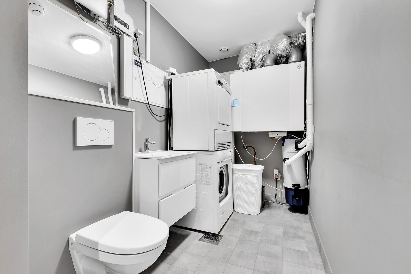 Pent bad/vaskerom på 6,5 kvm med elektriske varmekabler. Tilgang til balansert ventilasjon. Galleribilde