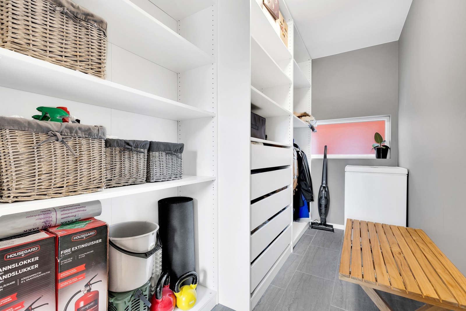 Praktisk bod med flislagt gulv og god lagringsplass. Galleribilde