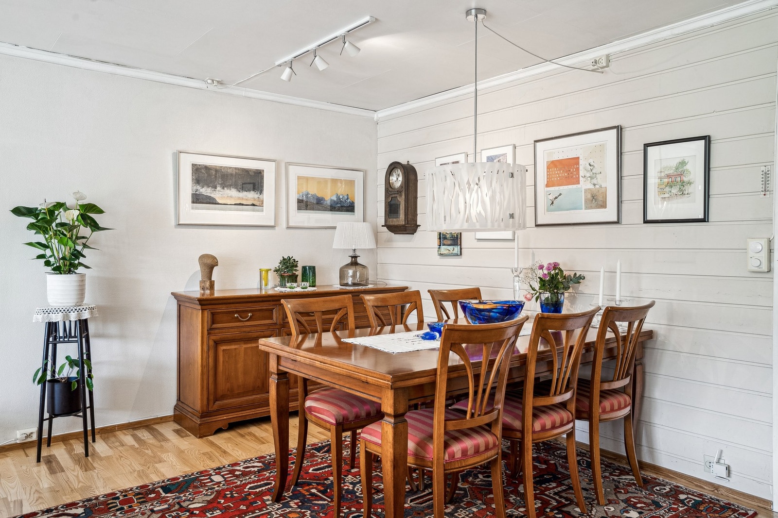 God plass i stue til stort spisebord. Galleribilde