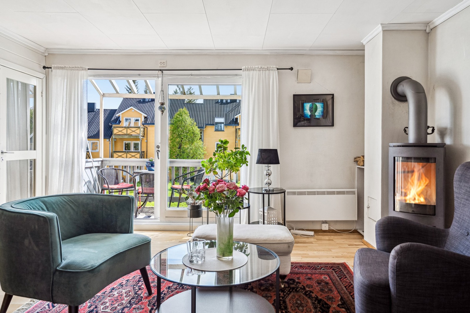 Trivelig romslig stue med vedfyring. Galleribilde