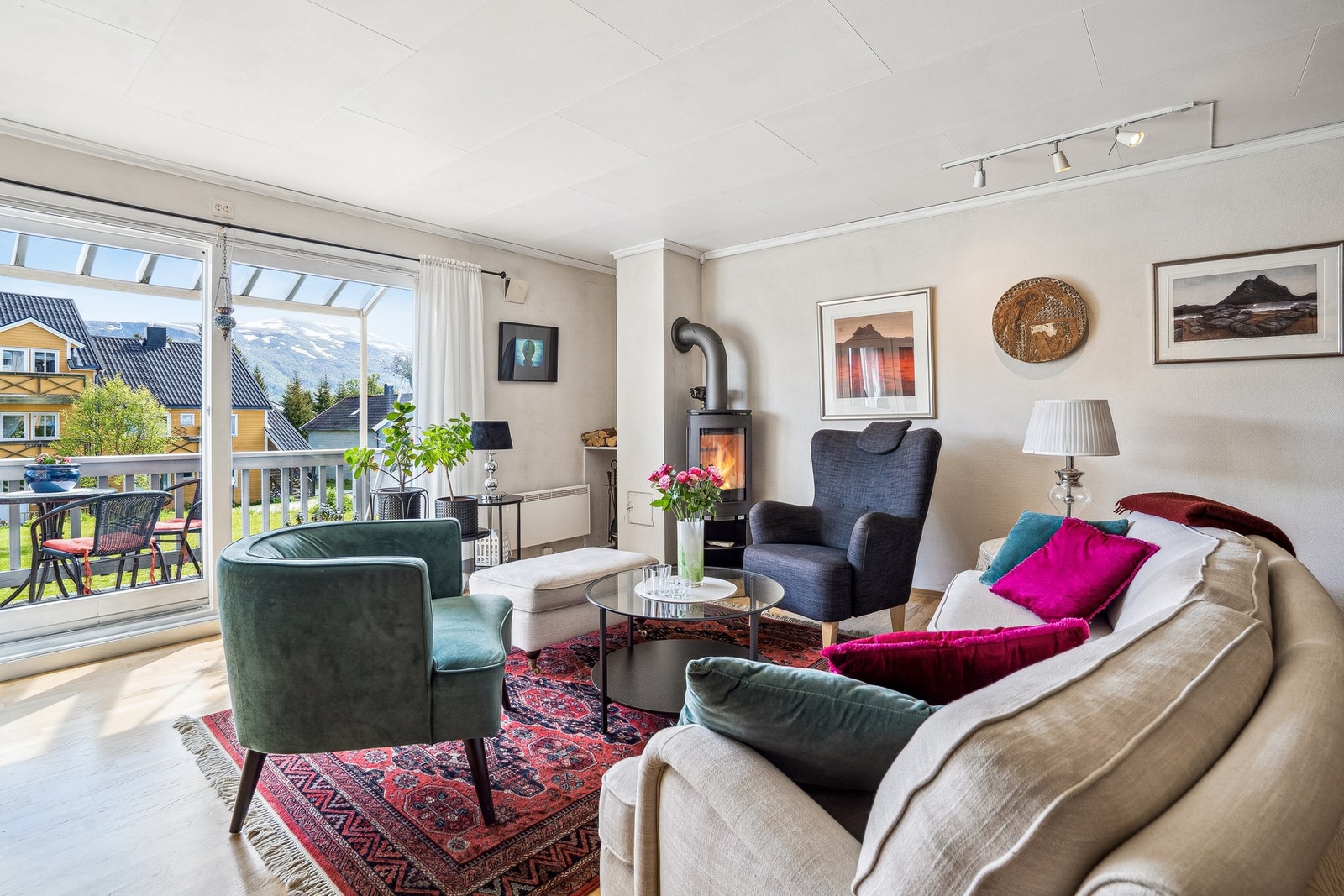 Trivelig stue med vedfyring. Galleribilde