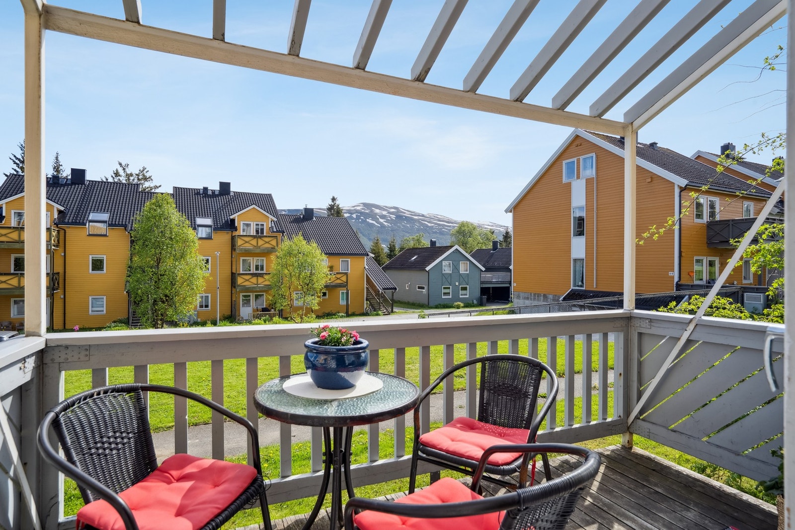 Balkong i front av leiligheten med gode solforhold. Galleribilde
