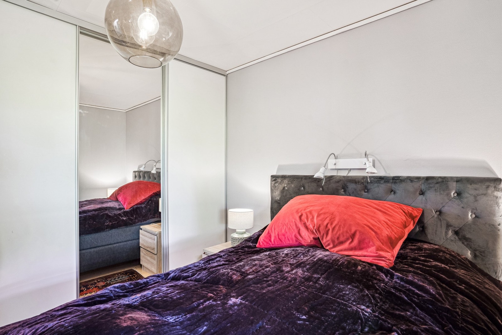 Soverom 1 med skyvedørsgarderobe. Galleribilde