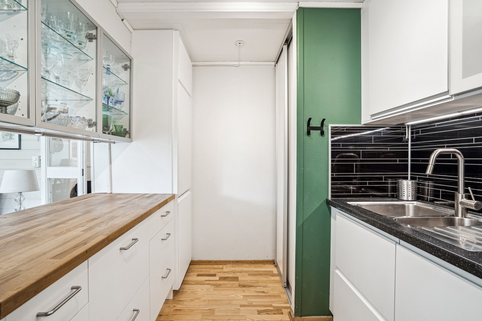 Kjøkken med godt med skap og benkeplass. Galleribilde
