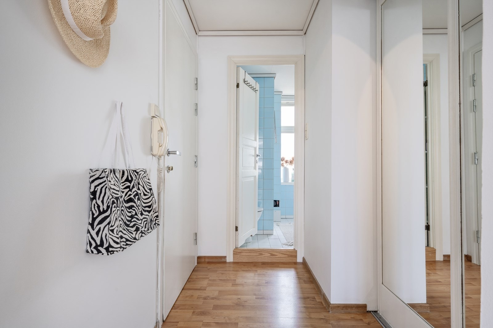- Entréen har en praktisk, innebygget garderobeløsning med skyvedører i speil - Galleribilde