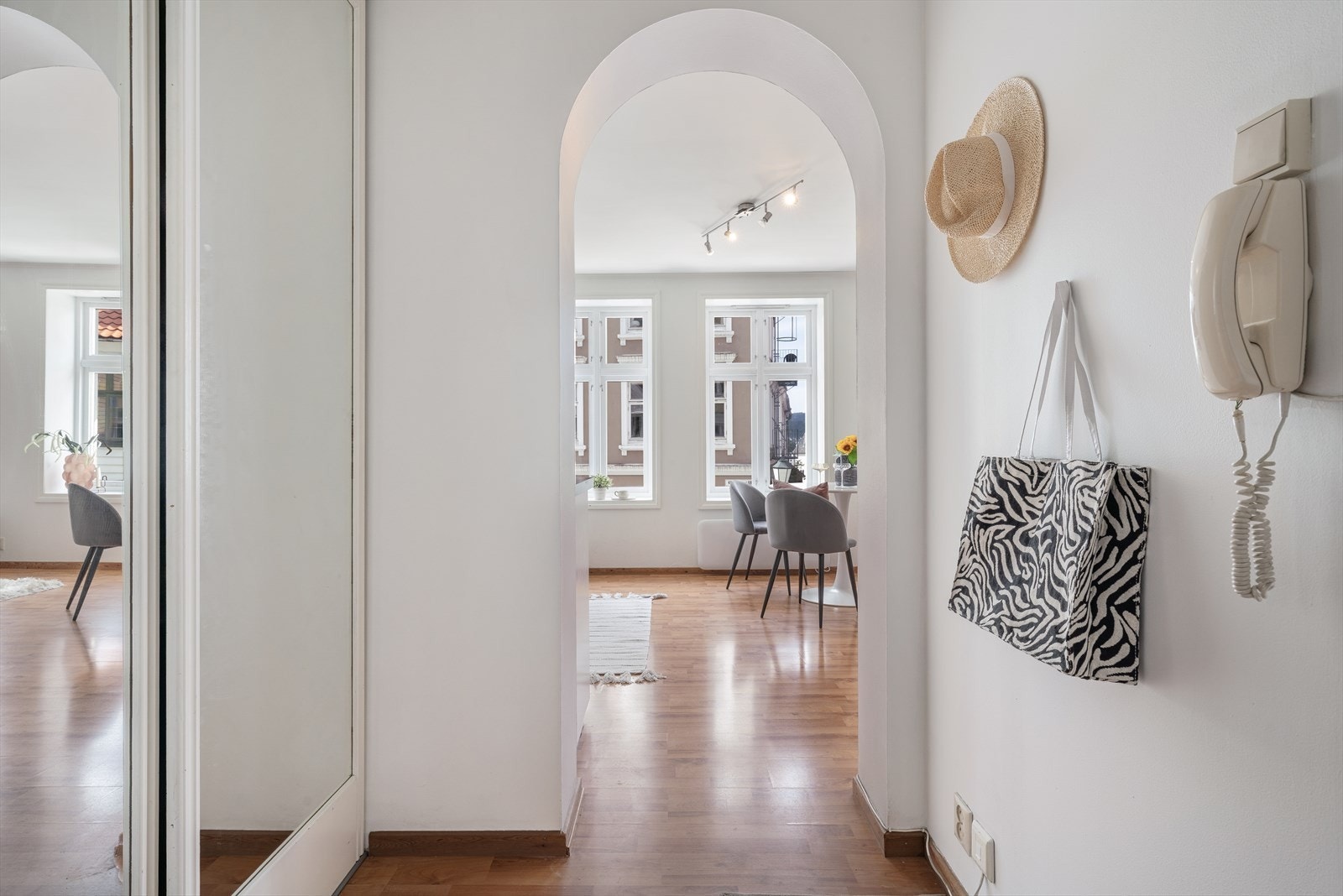 - Lys og innbydende entré på 3,6m² - Galleribilde