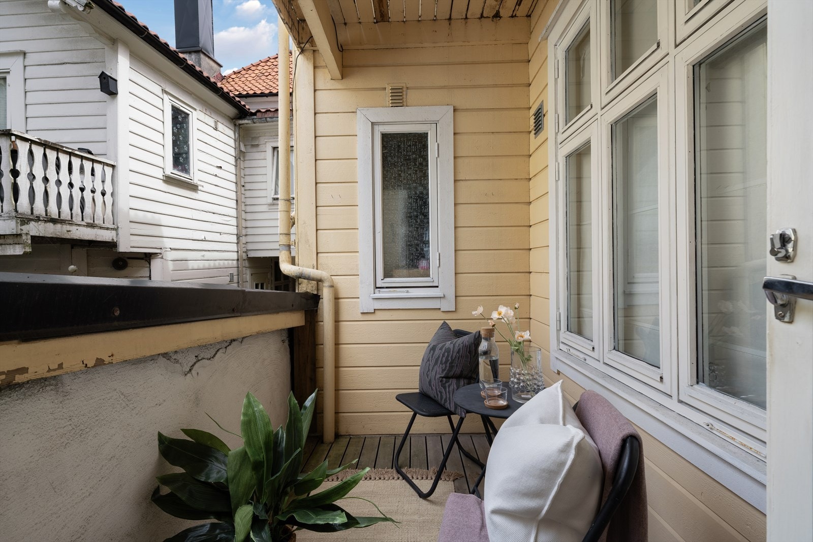 - Privat balkong vendt mot skjermet bakgård. Her har du god plass til en hyggelig sittegruppe - Galleribilde