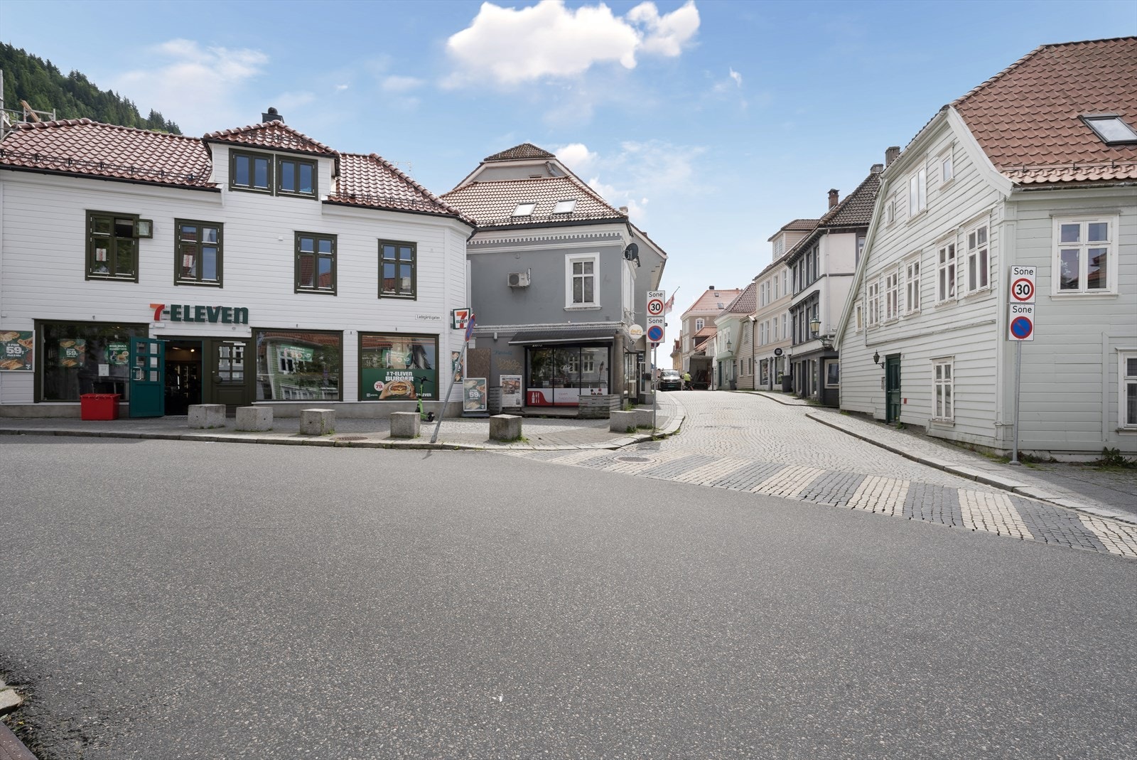 - Omtrent som nærmeste nabo finner du Støletorget med blant annet Meny, apotek og 7-eleven - Galleribilde