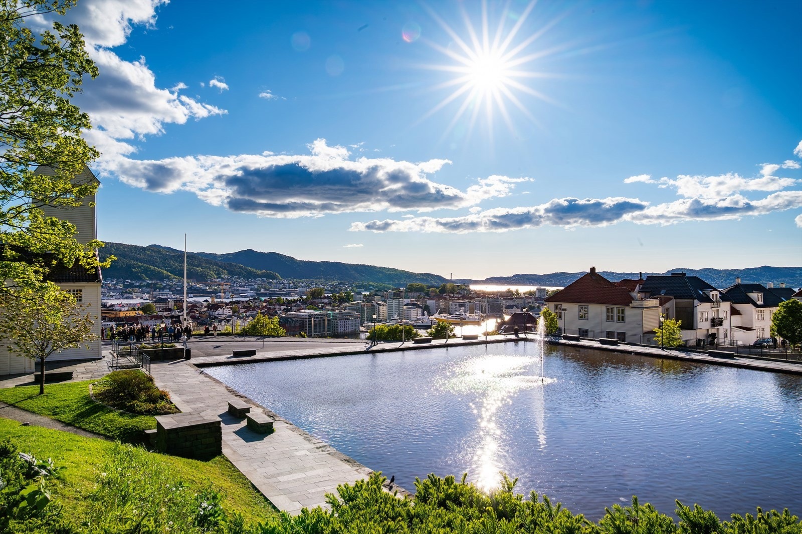 - i egen "bakgård" starter Fjellveien hvor du kan videre opp mot Skansedammen og Fløyen - Galleribilde