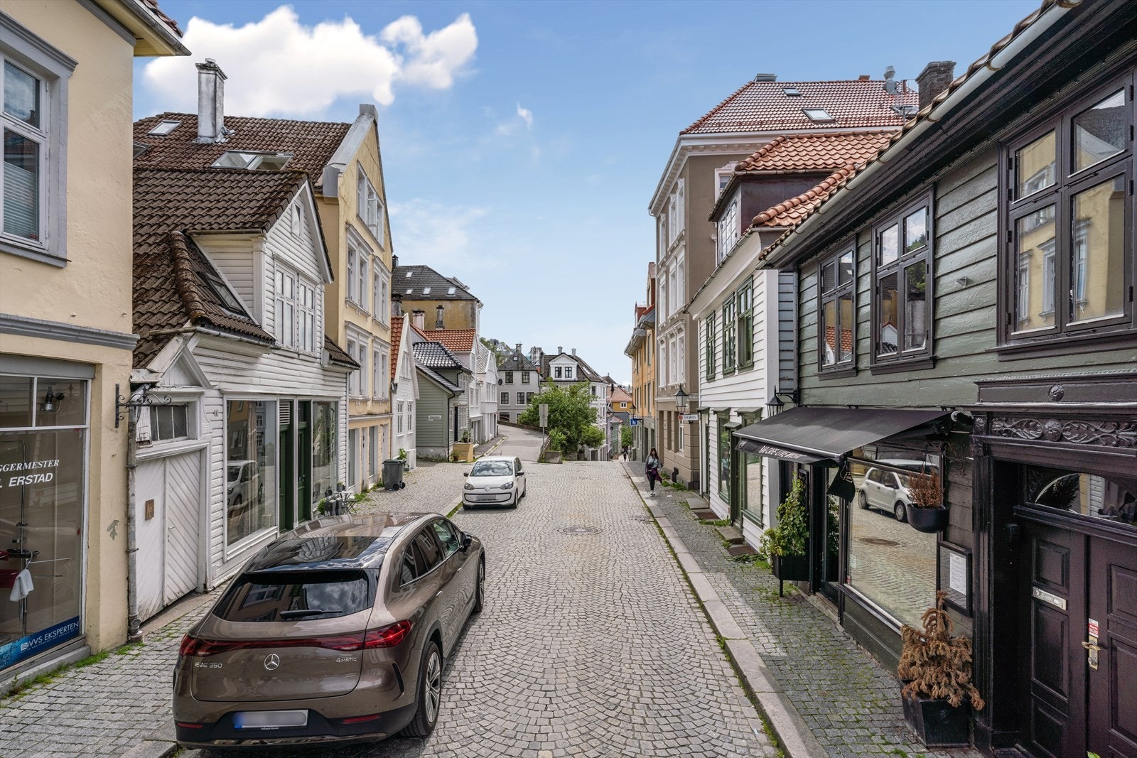 - Leilighetens beliggenhet taler for seg selv! Fra egen inngangsdør har du korte avstander til "alt" Bergen har å by på, men du er likevel tilbaketrukket for byens støy - Galleribilde