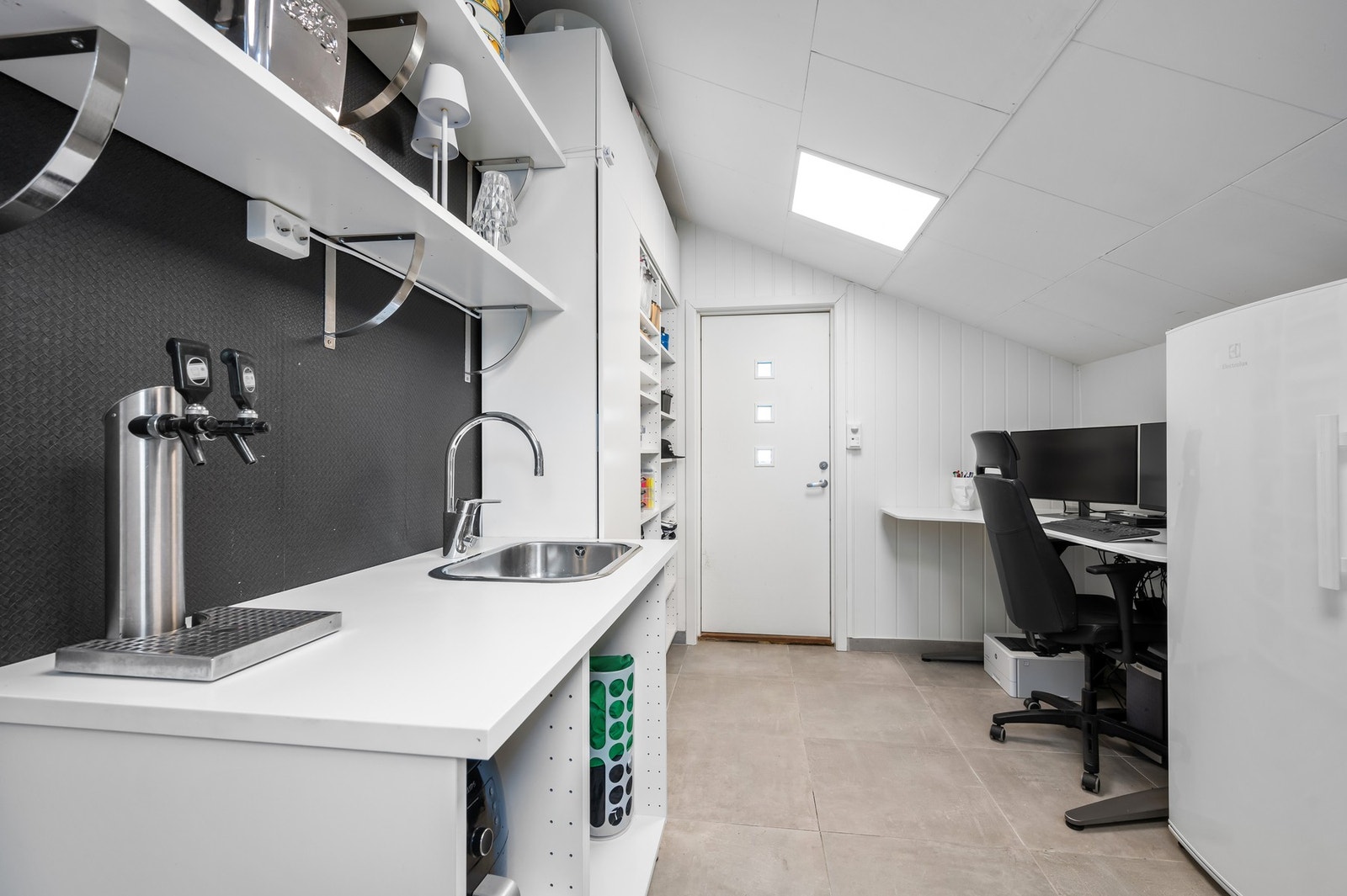 Arbeidsrom med direkte utgang til hagen. Galleribilde